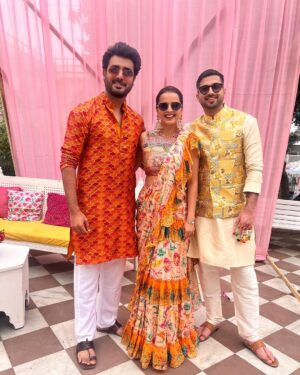 Shrenu Parikh Instagram - Kheeli kheeli dhoop ke saath #haldi ka rang…
Yaaron ki #shadi yaaron ke sang!
.
Styled by: @yourstylistforever 
Outfit: @labelpsb 
Outfit PR: @braanding_b 
Earrings : @miranabymegha