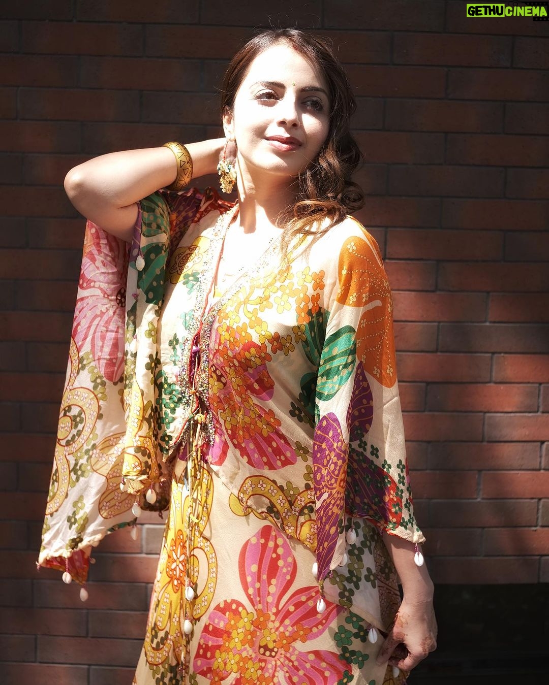 Shrenu Parikh Instagram - Sun kissed and Haldi-kissed 💛🧿 . Mere jiyaji best photographer hai! Clicked by @kapiltejwaniofficial @yourfstop Styled by @Yourstylistforever Outfit @scakhi