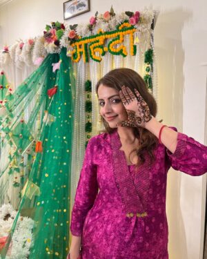 Shrenu Parikh Instagram - Mehendi Day!!
Shagan di mehendi! 
 
.
#mehendi #bridetobe #shadi #season #friends #forever#bridesmaids 
.
Outfit by @rangriti
PR by @dinky_nirh