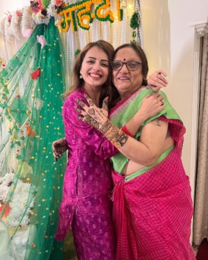 Shrenu Parikh Instagram - Mehendi Day!!
Shagan di mehendi! 
 
.
#mehendi #bridetobe #shadi #season #friends #forever#bridesmaids 
.
Outfit by @rangriti
PR by @dinky_nirh