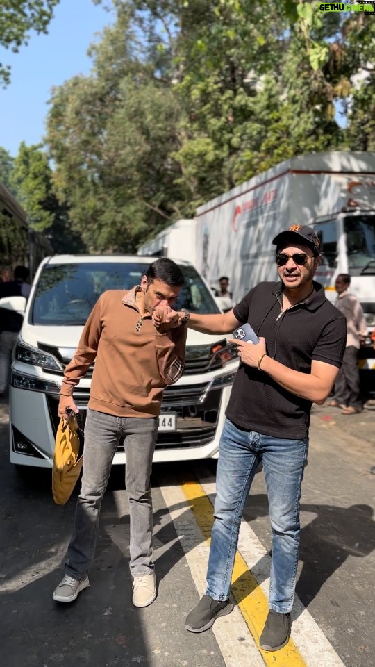 Shreyas Talpade Instagram - Back to the jungle after 3 whole months! Oh what a feeling ❤️ Thank you for the warmest welcome @farhadsamji bhaiii 🤗 Thanks once again to all you lovely people out there for your blessings & good wishes. It’s your support that means the world to me. Let the madness begin! Bwahahahahahhaha 🤓 #WelcomeToTheJungle #backonset