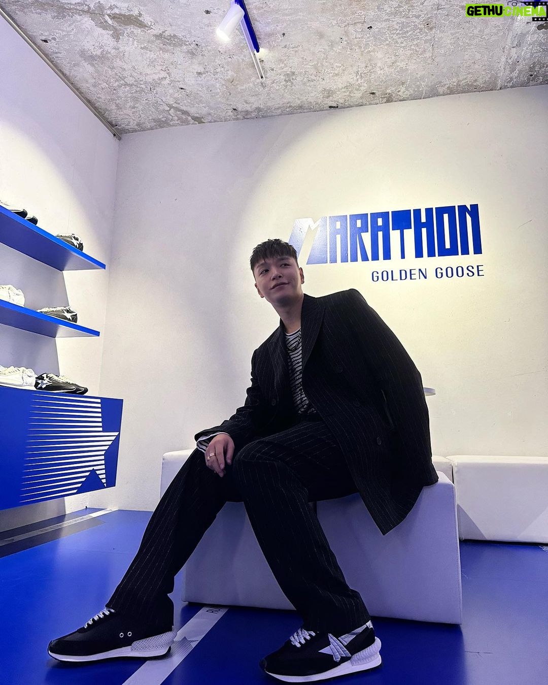 Simon Dominic Instagram - 신발이 날개다 @goldengoose #goldengoose #골든구스 #runafteryourdreams #골든구스마라톤
