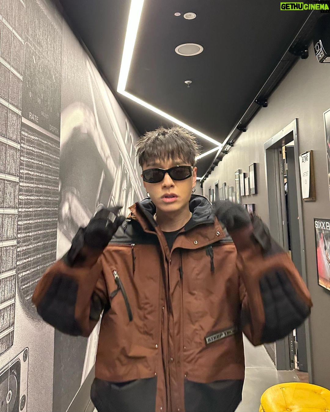 Simon Dominic Instagram - 자 드가자 Uber Eats Music Hall