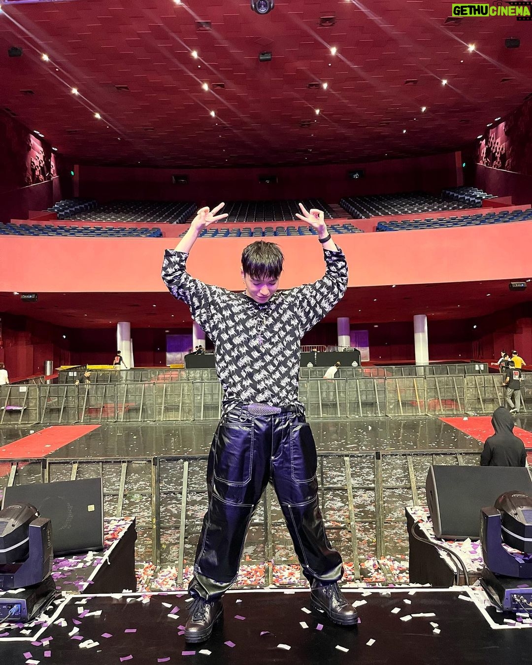 Simon Dominic Instagram - mahal kita, Manila 🤍 and pogi ako...