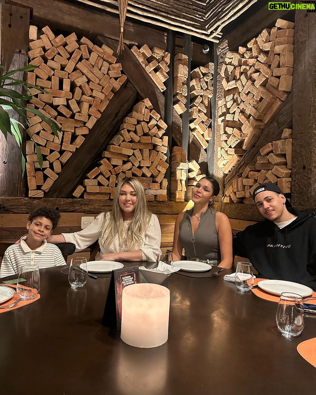 Simony Instagram - Nós amamos esse lugar @restaurantepobrejuan ❤️ feliz de estar aqui com minha família @euayshabenelli @mcryan Anthony E de novo só falta @pybenelli 😒😩😤🤯 Feliz quem da valor as pequenas coisas da vida. Pobre Juan Shopping Iguatemi