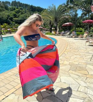 Simony Instagram - Hoje eu estava refletindo. Vocês não tem ideia da importância de poder tomar um sol, entrar na piscina, curtir meus filhos . Eu achei que jamais faria tudo isso . Deus é bom o tempo todo . Eu sou só gratidão ❤️❤️❤️❤️❤️🙏👯‍♀️. 
@villadimantova 
 @aleastolphi