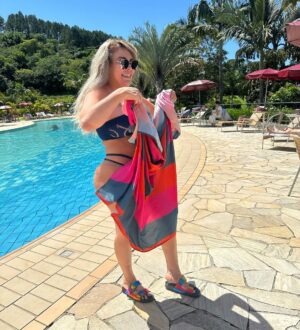 Simony Instagram - Hoje eu estava refletindo. Vocês não tem ideia da importância de poder tomar um sol, entrar na piscina, curtir meus filhos . Eu achei que jamais faria tudo isso . Deus é bom o tempo todo . Eu sou só gratidão ❤️❤️❤️❤️❤️🙏👯‍♀️. 
@villadimantova 
 @aleastolphi
