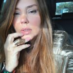 Simony Instagram - To muito pensativa hoje… Já virei muitas chaves na minha vida depois do que passei. E hoje estou virando mais uma 🙏. Talvez a mais importante 👊🏻👊🏻👊🏻👊🏻