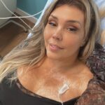 Simony Instagram - Hoje graças a Deus retomo meu tratamento. Como vocês sabem tive uma toxidade nos rins e por isso fui obrigada a parar com a imuno. Hoje é dia de agradecer a Deus mais uma vez por me permitir estar aqui e poder seguir com meu tratamento, que ainda tem mais 2 anos pela frente . Quero deixar minha gratidão ao meu médico @drfernandomaluf sempre muito cuidadoso, a @dra.francinneteixeira a minha nefrologista @ledalotaif que foi muito maravilhosa comigo, @hcor minha segunda e ela a enfermeira que eu amo @danieleteche casa. Eu sou só gratidão sempre. Meus filhos, meu marido, minha mãe, minha família e vocês que de longe me dão tanto amor. Vamos em frente UM DIA DE CADA VEZ Eu posso Eu acredito Eu consigo ❤️🙏 Obs continuo zerada vou repetir os exames em fevereiro 🙏