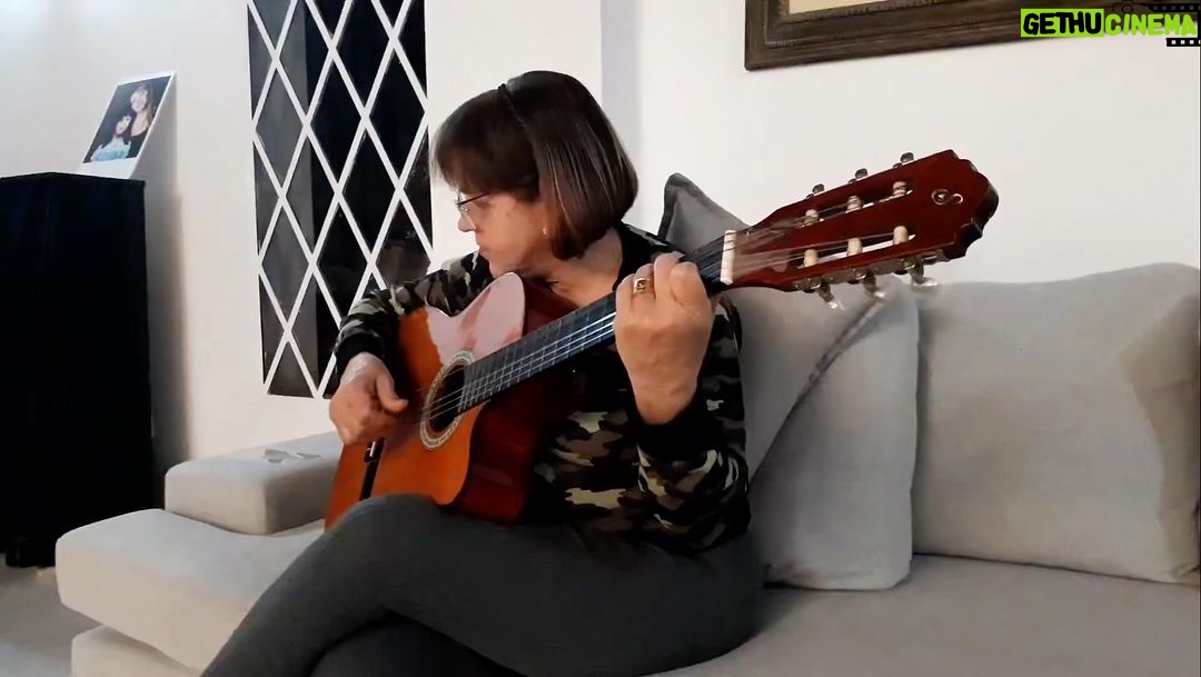 Simony Instagram - 🥹 tocava muito cantava muito. Te amo @tiamocinha. Obrigada 🙏 por tanto que nos deu