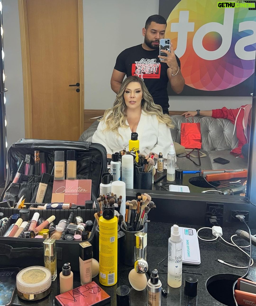 Simony Instagram - Vivendo um dia de cada vez. Aproveitando cada instante. De Rosa em um outubro nem tão Rosa assim. Se cuide, faça seus exames, se ame ❤️ Dress @bytatimendes Make @rafaelmanole
