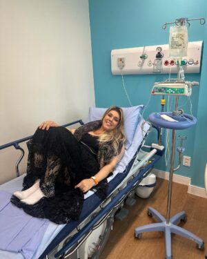 Simony Instagram - Hoje graças a Deus retomo meu tratamento. Como vocês sabem tive uma toxidade nos rins e por isso fui obrigada a parar com a imuno. Hoje é dia de agradecer a Deus mais uma vez por me permitir estar aqui e poder seguir com meu tratamento, que ainda tem mais 2 anos pela frente . Quero deixar minha gratidão ao meu médico @drfernandomaluf sempre muito cuidadoso, a @dra.francinneteixeira a minha nefrologista @ledalotaif que foi muito maravilhosa comigo, @hcor minha segunda e ela a enfermeira que eu amo @danieleteche casa. Eu sou só gratidão sempre. Meus filhos, meu marido, minha mãe, minha família e vocês que de longe me dão tanto amor. Vamos em frente UM DIA DE CADA VEZ 
Eu posso 
Eu acredito 
Eu consigo ❤️🙏
Obs continuo zerada vou repetir os exames em fevereiro 🙏