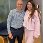 Simony Instagram - Sim temos muitos motivos pra sorrir 🙏🙏🙏, 8 meses em remissão, um milagre como ele @drfernandomaluf diz, não existe na literatura um caso como o seu. Eu sou muito grata a Deus e toda essa equipe tão linda que torceu, que chorou e que acreditou comigo. @drfernandomaluf eu amo muito você e toda sua família, te admiro como médico, como marido, como Pai,como amigo. Que Deus continue cuidando de nós e que esse resultado permaneça 🙏🙏🙏🙏🙏❤️. Meu cabelo cobriu, mais hoje estou com o estetoscópio dele, estou tão bem que quem passou por exame hoje foi ele a @dra.francinneteixeira e a enfermeira @danieleteche 😂😂😂😂😂😂 eu examinei todo mundo . Enfim vamos em frente e na fé sempre . Agora fazer a imuno ✌️🙏❤️