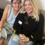 Simony Instagram - Essa linda ao meu lado é a tia mo ela é irmã da minha mãe. @tiamocinha eu te amo minha companheira de cantorias. Deus faz a obra por completo e você tia vai ser mais uma vitoriosa. Pra Deus não tem diferença é você vai ficar ótima como eu estou ❤️ FÉ UM DIA DE CADA VEZ 🙏🙏🫶🏻 obrigada a todos os envolvidos em breve vou falar mais sobre o caso Seja luz na vida de alguém Seja o remédio