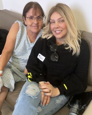 Simony Instagram - Essa linda ao meu lado é a tia mo ela é irmã da minha mãe. @tiamocinha eu te amo minha companheira de cantorias. Deus faz a obra por completo e você tia vai ser mais uma vitoriosa. Pra Deus não tem diferença é você vai ficar ótima como eu estou ❤️ FÉ 
UM DIA DE CADA VEZ 🙏🙏🫶🏻 obrigada a todos os envolvidos em breve vou falar mais sobre o caso
Seja luz na vida de alguém 
Seja o remédio