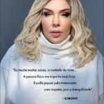 Simony Instagram - Quando recebeu a notícia de que estava com um tumor no intestino há quase um ano, @Simonycantora entrou em choque. "Tive muitos medos. O maior deles era deixar meus filhos", lembra a artista em entrevista exclusiva. No entanto, decidiu que encararia o câncer de frente, de maneira leve e serena. "Me senti acolhida e com muita fé. Hoje me sinto bem, focada em mim e na minha cura", confessa antes de narrar os desafios da jornada e a força encontrada na família e nos fãs através das redes sociais, no trabalho em seu livro "Um Dia de Cada Vez" e no apoio a projetos dedicados ao combate da doença. Leia a conversa na íntegra em glamour.globo.com ou a partir do link de nosso perfil. (via @renatatelles)