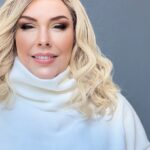 Simony Instagram - Hoje fiz o último exame, não tem mais nada mesmo. Deus Deus Deus gratidão e @drfernandomaluf meu anjo na terra e toda sua equipe VOU TERMINAR O TRATAMENTO FALTAM 3 SEGUE TEXTO DE AGRADECIMENTO Essa jornada não foi fácil e não é fácil, houve momentos de incertezas, medos e desafios, mas com muita determinação, apoio da família, amigos e profissionais de saúde incríveis, esse médico anjo, @drfernandomaluf consegui vencer essa batalha. Agradeço a todos que estiveram ao meu lado tive uma rede de apoio linda @circotrecotreco foi fundamental foi não é nesse caminho, Amor @feliperodriguezcantor sou muito grata por tudo meus filhos AMO MUITO VOCÊS minha MÃE @consuelo_novo ,@fabiojroficial @fepascucci amigos que eu amo e vocês que me incentivaram, ofereceram palavras de conforto e orações. Cada mensagem de apoio foi fundamental para fortalecer minha esperança e fé. Hoje, com o câncer em remissão , renasço com uma nova perspectiva de vida. Aprendi a valorizar cada momento, a aproveitar cada instante de forma intensa e agradecer por cada pequena vitória. Essa experiência me transformou e me tornou mais forte. Agora, quero usar minha história para inspirar e trazer esperança a outras pessoas que também estão enfrentando o câncer. Acreditem, a cura é possível! Que minha jornada sirva como um lembrete de que somos mais fortes do que podemos imaginar e de que a fé, o amor e a determinação são poderosos aliados na superação de qualquer obstáculo. Agradeço a Deus pela cura, pela vida e por essa segunda chance que me foi concedida. Que possamos celebrar juntos essa vitória e lembrar sempre da importância da saúde, do amor e da valorização de cada dia. Se você está lutando contra o câncer, saiba que estou aqui para apoiar e encorajar você. Mantenha a esperança e confie em sua capacidade de superar qualquer desafio. UM DIA DE CADA VEZ EU SOU SIM UM MILAGRE ❤️ DEUS EU TE AMO OBS TEM UMA CICATRIZ, PORQUE ESPIRITUALMENTE DEUS ME OPEROU 👏🙏 Celebremos a vida e a superação! 🎗️❤️✨#CâncerVencido #Gratidão #vidanova