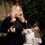 Simony Instagram - Fazer essa surpresa para você @simonycantora foi um enorme prazer ! Além de uma amiga que amo muito você é especial e um exemplo de garra e superação. Siga sendo essa mulher de fé e incrível que tem orgulho de quem é e que não permite que os outros a derrubem. Você é um exemplo de vida e de força. Continue sendo luz e inspiração para quem depende de você! Que Deus a proteja sempre! Parabéns e seja sempre feliz! Aos fornecedores envolvidos muito obrigado ! Vocês arrebentaram tudo incrível! . . Assessoria - @oficialjrdonatto Espaço - @kasa_309 Louças - @maramachadooficial e @rentalfesta Buffet - @barsottibuffet @lailabarsotti Bar : @wixbartenders Mexedores : @popslitto Sonorização, iluminação - @amberproducoes Cantores - @sandrahonda @faresguitarsjr DJ - alexavier.dj Flores- @marconzieventos Balões - @nathieliasfestas Identidade visual - @iza.criativa Bolo - @luiztoledoconfeiteiro Doces – @casadesucre Macarons - @katiabarrosmacarons Brownie - @sylvia_brownie_ Foto - @anandasouzafotografia Vídeo - @cesarvilmmaker Brigadeiro de Tacho - @lavemanuvem Sorvete Retrô - @sorvete_retro Beleza : @fcbeautystylist . . #festasurpresa #aniversariosurpresa #simonycantora #simony #juniordonattoassessoria 🎁🎂🎊🎉❤️ Kasa 309