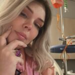 Simony Instagram - Sigo firme na jornada. Tem dias que me sinto cansada, porém lembro de tudo que ainda tenho pra realizar, do quando Deus me segurou no colo até aqui e das promessas dele na minha vida . A tristeza passa e vem a força junto com a certeza que vou vencer tudo isso 🙏🎈❤️. Você que está passando por algo difícil na vida foca na cura, feche os olhos e imagine tudo resolvido. Só vamos entender lá na frente. ❤️ UM DIA DE CADA VEZ