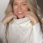 Simony Instagram - Receber elas é sempre um prazer @negravat @musicacom_n @grupo_saracura que projeto lindo que me faz feliz tão bom poder cantar 🎤 eu amo . Parabéns @hcoroficial queremos elas todos os dias 😁☺️😍