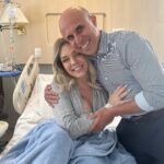 Simony Instagram - fé traz uma sensação de tranquilidade e esperança nessa batalha contra o câncer,ajuda a enfrentar as dificuldades do tratamento e acreditar na cura. Mas não é só a fé que faz a diferença. Ter um médico como parte da família, que cuida de você com amor e carinho, também é fundamental. O conforto e a segurança de ter alguém tão próximo cuidando de você durante essa jornada difícil é algo maravilhoso. Um médico que traz luz para dias tão escuros, que se preocupa e busca o melhor para o paciente é um tesouro precioso. E quando esse médico @drfernandomaluf está ao seu lado, a luta contra o câncer se torna menos dolorosa e mais esperançosa. Por isso, podemos dizer que a fé e o amor no cuidado médico são duas armas poderosas na luta contra o câncer. Com elas, conseguimos enfrentar os desafios e acreditar na recuperação. Afinal, a esperança e o amor são combustíveis para a alma e nos ajudam a seguir em frente. Deus obrigada por juntar tantas almas lindas pra me ajudar @draligiaarteaga amo você também ❤️