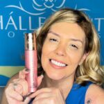 Simony Instagram - Phálle Illumination Rosê Você não vai acreditar como sua pele vai ficar luminosa e brilhante! Traz um efeito extra luminoso de cor rose que alisa a pele deixando-a linda sem imperfeições durante as longas horas de festas, eventos e jantares. Aplique em movimentos circulares suaves pelo corpo até total absorção. E para mais brilho, uma segunda aplicação vai aumentar o efeito para que seja tudo mais intenso. ✨✨✨✨✨✨✨✨✨✨✨✨ Pele verdadeiramente iluminada e hidratada! Me conta! Você Já usou o PHÁLLE ILLUMINATION? #phallebeauty #iluminadorcorporal #glowdasfamosas #glowdemilhões ❤️❤️❤️❤️ eu amooooooooooo