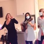 Simony Instagram - Quem canta seus males espanta 🥰🥰 essas lindas trazem a música aqui no @hcor pra nós nesse momento tão difícil doloroso, sim sabemos que é, eu resolvi passar assim, confiante em paz acreditando em Deus porque ele é bom o tempo todo ❤️ @negravat @musicacom_n @grupo_saracura