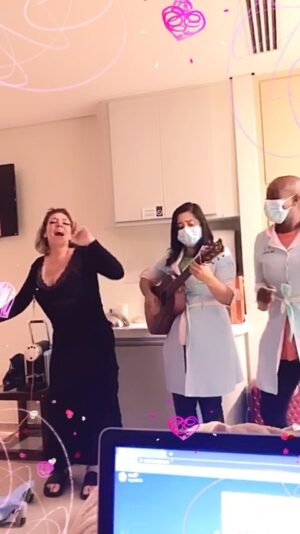 Simony Instagram - Quem canta seus males espanta 🥰🥰 essas lindas trazem a música  aqui no @hcor pra nós nesse momento tão difícil doloroso, sim sabemos que é, eu resolvi passar assim, confiante em paz acreditando em Deus porque ele é bom o tempo todo ❤️ @negravat @musicacom_n  @grupo_saracura