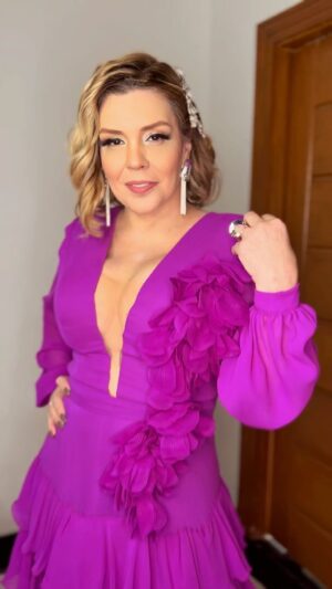 Simony Instagram - Look de hoje @enlacemaison vestido maravilhoso 
@make @rafaelmanole 
Brincos e anel @celiabarbierisemijoias