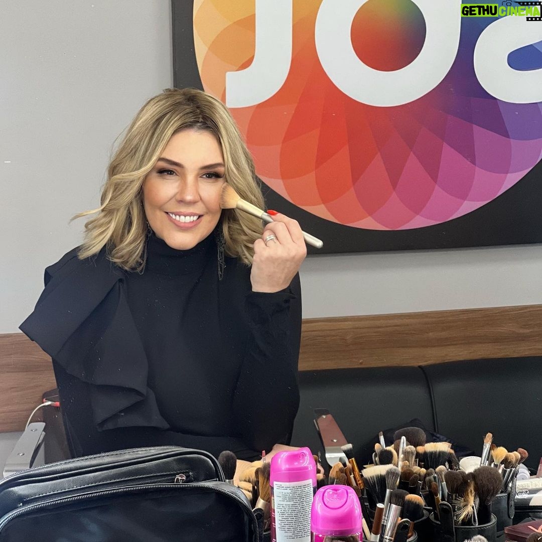 Simony Instagram - Dia de gravação ❤️🫶🏻 Tão bom sentir a vida voltando ao normal. Devagar. UM DIA DE CADA VEZ… SBT - Sistema Brasileiro De Televisão