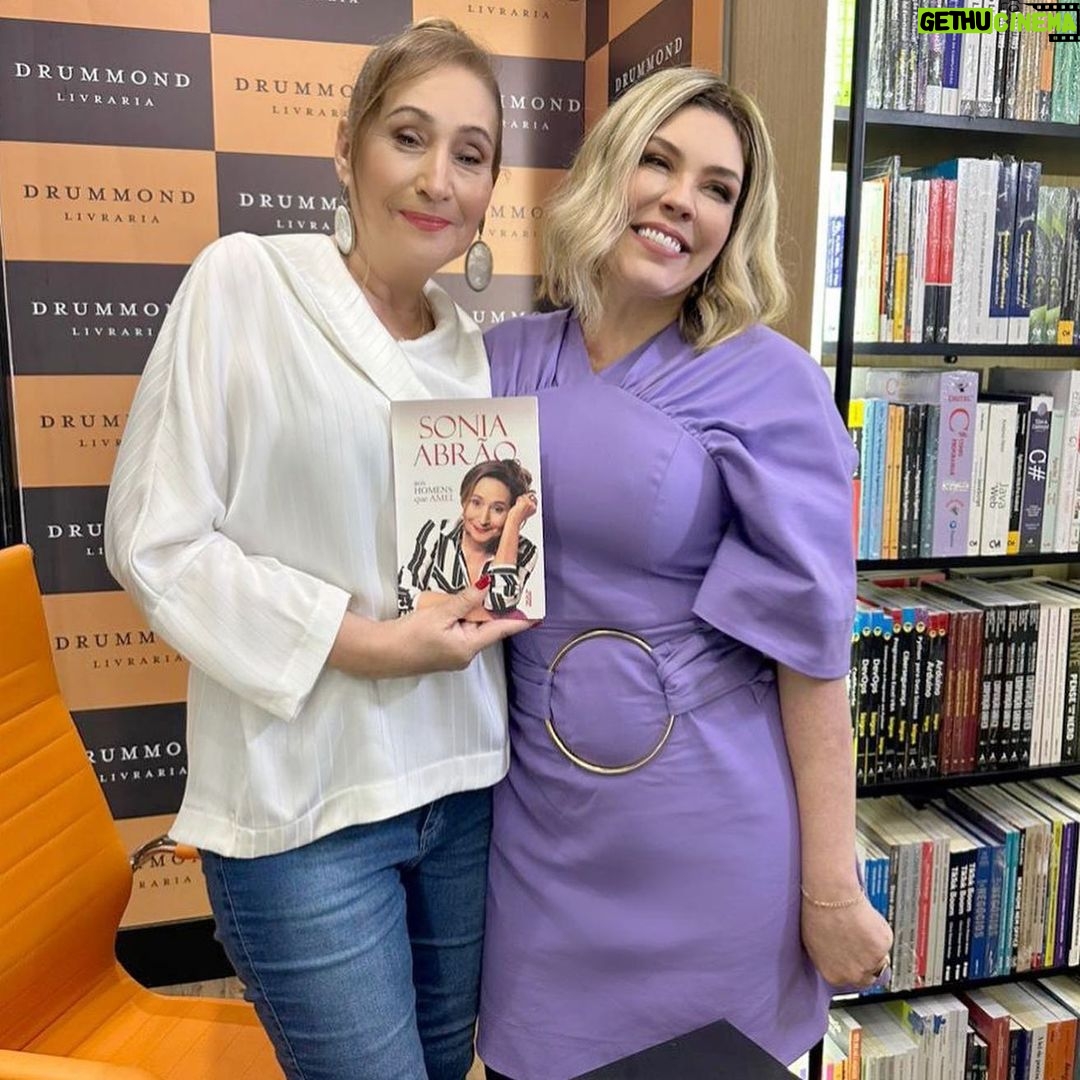 Simony Instagram - Faço sempre questão de prestigiar os amigos verdadeiros e você @soniaabrao além de amiga é minha comadre, irmã enfim . Parabéns pelo lançamento já vou devorar o livro ❤️ AOS HOMEMS QUE AMEI . Te amo 💕