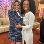 Simony Instagram - Que mulher linda 🤩 que me deu um abraço tão cheio de amor. Obrigada 🙏 @valeria_almeida_reporter Amei esse terninho @bytatimendes Make @educruz1