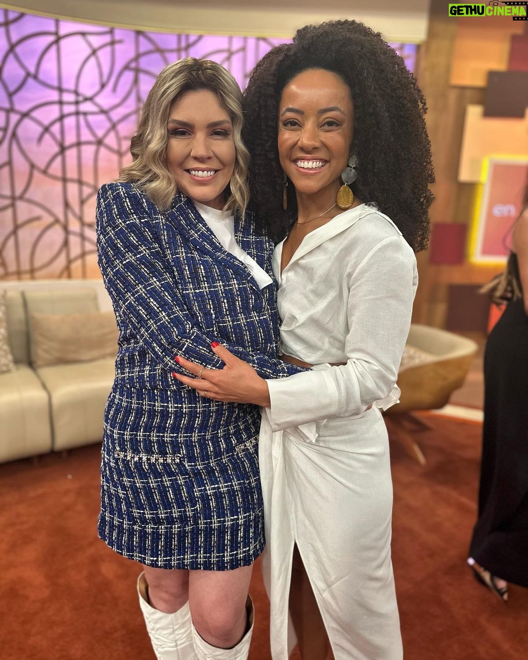 Simony Instagram - Que mulher linda 🤩 que me deu um abraço tão cheio de amor. Obrigada 🙏 @valeria_almeida_reporter Amei esse terninho @bytatimendes Make @educruz1