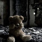 Simony Instagram - Fiquei o dia todo pra escrever algo sobre essa tragédia, maldade, atrocidade nem sei como nomear esse ato nojento na creche de Blumenau SC. Anjos inocentes, crianças com idades entre 4 e 7 anos. Quando uma mãe perde um filho, todas nós perdemos. Quando você ouve o relato de um pai dizendo que deixou seu filho sorrindo imitando coelhinho, pra buscar morto. Deus, eu juro não sei mais o que pensar desse mundo. Não aguento mais esse tipo de notícia. Meu coração de Mãe não suporta tanto sofrimento. Você deixa seu filho ou filha na escola e não sabe… meus sinceros sentimentos a todos os papais mamães, professoras que de alguma forma tentaram proteger as crianças. CHEGA, BASTA. Fica aqui uma pergunta . QUE MUNDO ESTAMOS DEIXANDO PARA NOSSOS FILHOS E NETOS ? 😢😢😢😢😢😢😢😢😢 Precisamos de segurança , câmeras, monitoramento. Precisamos ter paz