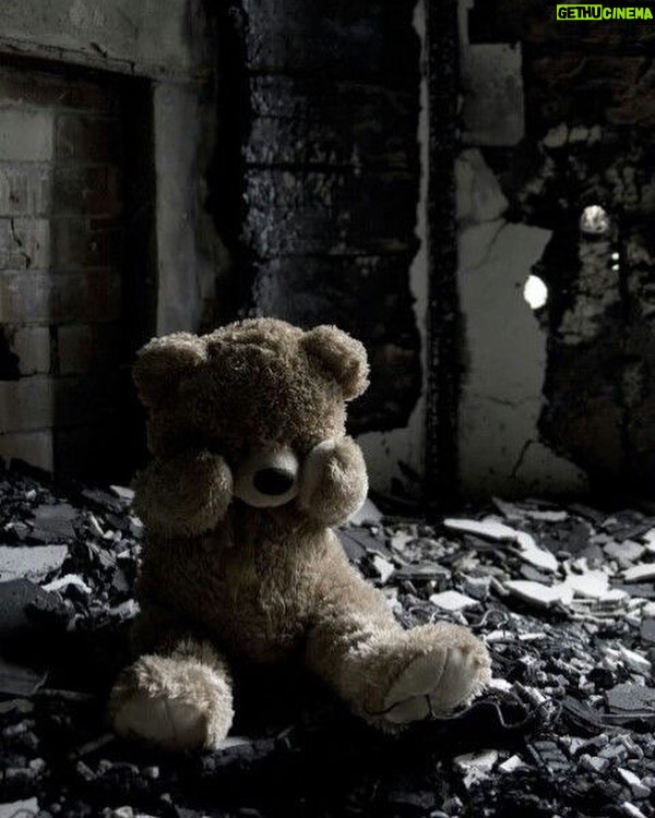 Simony Instagram - Fiquei o dia todo pra escrever algo sobre essa tragédia, maldade, atrocidade nem sei como nomear esse ato nojento na creche de Blumenau SC. Anjos inocentes, crianças com idades entre 4 e 7 anos. Quando uma mãe perde um filho, todas nós perdemos. Quando você ouve o relato de um pai dizendo que deixou seu filho sorrindo imitando coelhinho, pra buscar morto. Deus, eu juro não sei mais o que pensar desse mundo. Não aguento mais esse tipo de notícia. Meu coração de Mãe não suporta tanto sofrimento. Você deixa seu filho ou filha na escola e não sabe… meus sinceros sentimentos a todos os papais mamães, professoras que de alguma forma tentaram proteger as crianças. CHEGA, BASTA. Fica aqui uma pergunta . QUE MUNDO ESTAMOS DEIXANDO PARA NOSSOS FILHOS E NETOS ? 😢😢😢😢😢😢😢😢😢 Precisamos de segurança , câmeras, monitoramento. Precisamos ter paz