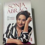 Simony Instagram - Faço sempre questão de prestigiar os amigos verdadeiros e você @soniaabrao além de amiga é minha comadre, irmã enfim . Parabéns pelo lançamento já vou devorar o livro ❤️ AOS HOMEMS QUE AMEI . Te amo 💕