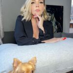 Simony Instagram - Hoje, 27 de março, é o dia nacional de combate ao câncer colorretal (intestino, colon, reto). Preste atenção no seu corpo, faça os exames. Cuide de você . Sei muito bem que infelizmente muitas pessoas morrem antes de conseguir um tratamento e saiba que isso nao é culpa nem dos médicos e nem dos enfermeiros. O sistema do SUS não funciona como deveria. E aproveitando esse dia importante quero pedir a todos vocês que estiverem tendo dificuldades pra se tratar já com o diagnóstico em mãos. Podem fazer vídeos e me marcar, eu irei repostar e de alguma forma tentar fazer valer o seu direito. Podem contar comigo. Só quem passa sabe que 1 dia de atraso no tratamento pode custar sua vida ❤️🫶🏻. JUNTOS