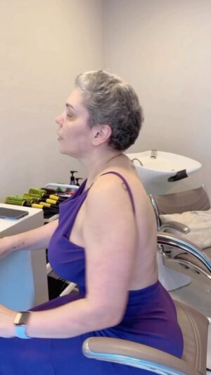 Simony Instagram - Eu acredito no tempo. Acredito que ele cura, que ele acalma, que ele nos ensina a esperar, que ele nos amadurece como pessoas. Acredito ainda, que ele traz soluções e respostas que em outros momentos estavam “escondidas”. O tempo tem o poder de colocar cada coisa no seu devido lugar. Alongamento pós quimioterapia @soucarloscirqueira