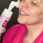 Simony Instagram - Dia da Mulher chegando e você merece se mimar com toda a linha Rosa Mosqueta da @phallebeautyoficial o Mousse Micelar de Rosa Mosqueta é capaz de equilibrar o PH da pele. Ele é rico em Ácido Hialurônico e Vitamina E substâncias extremamente importantes para a limpeza, nutrição, purificação, suavização, hidratação e tonificação da pele! ❤️🥰💄