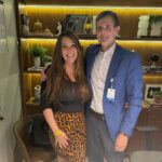 Simony Instagram - Esse é o Dr @sergioaraujo1 um dos mais competentes como médico coloproctologia porque @drfernandomaluf só confia nele. Fora o ser humano maravilhoso que ele é. Hoje foi a primeira vez que vi ele sorri. Hoje ele disse parabéns vc não tem nada, eu não queria tratar você, te queria assim sem nada de Tumor 🙏❤️. @sergioaraujo1 faz o exame mais importante chamando retossigmoide. Importantíssimo. Nosso sorriso nessa foto diz tudo né. Eu sai do consultório entrei no carro e chorei feito criança. Não foi fácil e sei que ainda tenho um caminho pela frente. Deus obrigada. Obrigada a todas vocês que de alguma forma pediram pela minha saúde. Eu não sabia que era tão amada 🥹🥹🥹. Agora é só acompanhar, continuar a imuno fazer tudo certinho. Porque meu caso de verdade foi um milagre 🙏🙏🙏🙏🙏🙏. Sabe o que eu queria agora? Sair gritando rsrs pulando Eu sou só gratidão 🙏