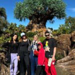 Simony Instagram - Amamos #animalkingdom ❤️❤️❤️🫶🏻 um parque cheio de bichinho, natureza uma graça Obrigada nosso parceiro @bussolaviagens. @mcryan @euayshabenelli @pybenelli @anthonybenellide