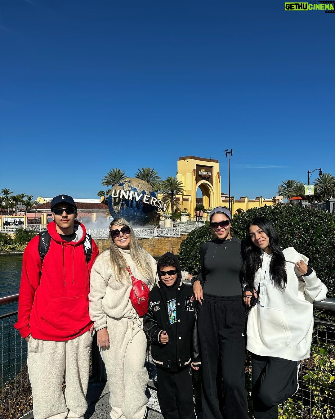 Simony Instagram - A alegria de viver, permitir, agradecer. Obrigada @universaldestinationsbrasil por mais esse dia incrível com eles @mcryan @euayshabenelli @pybenelli @anthonybenellide Universal Orlando Resort