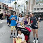 Simony Instagram - Hoje estamos aqui no #hollywoodstudios ❤️❤️❤️🫶🏻🫶🏻🫶🏻 @bussolaviagens ❤️🙏 que prontamente nos atendeu com os ingressos 👯‍♀️👯‍♀️👯‍♀️👯‍♀️💃🏻 @euayshabenelli @anthonybenellide @pybenelli @mcryan
