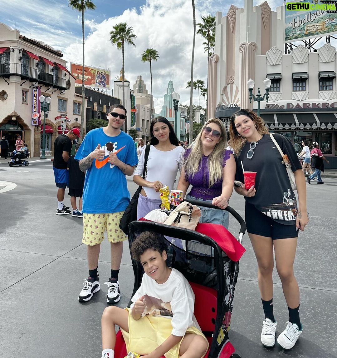 Simony Instagram - Hoje estamos aqui no #hollywoodstudios ❤️❤️❤️🫶🏻🫶🏻🫶🏻 @bussolaviagens ❤️🙏 que prontamente nos atendeu com os ingressos 👯♀️👯♀️👯♀️👯♀️💃🏻 @euayshabenelli @anthonybenellide @pybenelli @mcryan