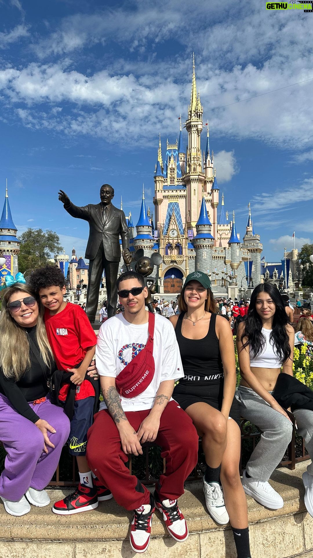 Simony Instagram - Alô Disneyland chegamos!!! Hoje começa nossa jornada de visita aos parques Disney em Orlando. Pra começar escolhemos o Magic Kingdom que tem uma magia surreal e é um ótimo lugar para curtir muito com a família. O lugar ideal pra você voltar a ser criança. Quero agradecer muito a @bussolaviagens pela parceria, pelas dicas e suporte que nos deram para aproveitar ao máximo os parques. Fica minha dica pra vocês que querem vir para Orlando ou para qualquer lugar do mundo. Vai viajar? Precisa de um pacote completo super personalizado e experiências unicas? Comente: BÚSSOLA que a equipe Bússola Viagens entrará em contato com você para te oferecer a melhor experiência para sua viagem. #disney #disneyland #magickingdom #viagensincriveis #viagemdossonhos #destinosencantados #orlando #orlandoflorida #eua #bussolaviagens #passagensaereas #deixeabussolateguiar