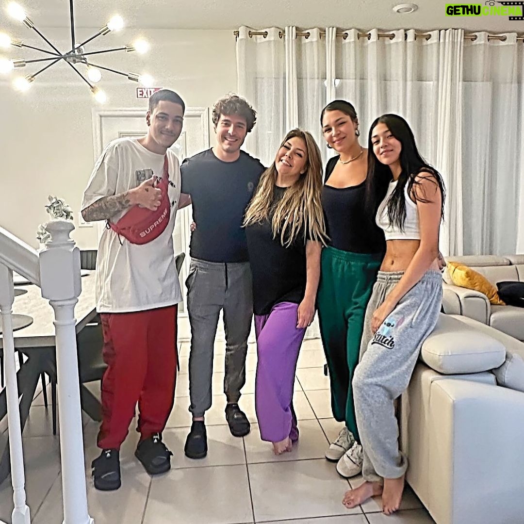 Simony Instagram - Amigos são pra vida ❤️olha quem veio fazer uma visita. Amo desde pequeno @mcryan e @joaoaugustoliberato são amigos a muitos anos. Claro que vamos nos ver mais vezes❤️❤️🙏 @euayshabenelli @pybenelli