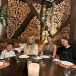 Simony Instagram - Nós amamos esse lugar @restaurantepobrejuan ❤️ feliz de estar aqui com minha família @euayshabenelli @mcryan Anthony E de novo só falta @pybenelli 😒😩😤🤯 Feliz quem da valor as pequenas coisas da vida. Pobre Juan Shopping Iguatemi