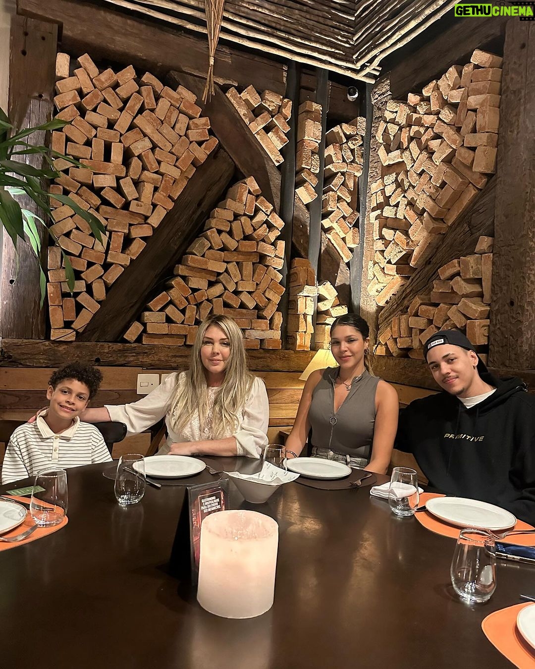 Simony Instagram - Nós amamos esse lugar @restaurantepobrejuan ❤️ feliz de estar aqui com minha família @euayshabenelli @mcryan Anthony E de novo só falta @pybenelli 😒😩😤🤯 Feliz quem da valor as pequenas coisas da vida. Pobre Juan Shopping Iguatemi
