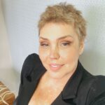 Simony Instagram - Esse ano eu descobri que o tumor sumiu,isso foi a glória a maior felicidade,mas eu perdi minha minha tia o que foi muito triste . Que montanha russa de sentimentos eu vivi em 2023 coisas me fizeram muito feliz e outras que me fizeram mais forte. Nem todas as tempestades vem para destruir a sua vida, algumas vem apenas para limpar o seu caminho. Eu passei por coisas que jamais imaginei um dia passar . Isso tudo me fez tão sabia,tão forte eu sei quanta coisa mudou,muitas pessoas ainda não perceberam essa mudança. Eu ouvi coisas,eu vi coisas,eu senti eu chorei, eu me decepcionei, mas eu me reconheci,eu me reergui . Eu não entro em nada pra perder bebê e com Deus junto ahhhh não tem pra ninguém .muitas coisas ficaram em 2023. Algumas eu sei motivo,outras,nem pergunto, não questiono porque minha vida está sempre nas mãos dele de Deus. Sigo para 2024 apenas com o que cabe na palma da minha mão e de uma só. Eu não preciso de nada eu só preciso de SAÚDE E DE DEUS . Eu entro em 2024 com gratidão força e superação . E com muita saúde assim eu acredito e peço,Feliz ano novo pra nós. Obrigada à cada pessoa que me deu a mão. Tchau 2023 tenho gratidão por você mas agora eu quero escrever uma nova história. VEM 2024 🙏❤️❤️❤️❤️❤️❤️ 0bs postei esse vídeo porque uso mega mas queria postar a realidade de muitas mulheres que passam ou estão passando pelo câncer