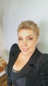 Simony Instagram - Esse ano eu descobri que o tumor sumiu,isso foi a glória a maior felicidade,mas eu perdi minha minha tia o que foi muito triste . Que montanha russa de sentimentos eu vivi em 2023 coisas me fizeram muito feliz e outras que me fizeram mais forte. Nem todas as tempestades vem para destruir a sua vida, algumas vem apenas para limpar o seu caminho. Eu passei por coisas que jamais imaginei um dia passar . Isso tudo me fez tão sabia,tão forte eu sei quanta coisa mudou,muitas pessoas ainda não perceberam essa mudança. Eu ouvi coisas,eu vi coisas,eu senti eu chorei, eu me decepcionei, mas eu me reconheci,eu me reergui . Eu não entro em nada pra perder bebê e com Deus junto ahhhh não tem pra ninguém .muitas coisas ficaram em 2023. Algumas eu sei motivo,outras,nem pergunto, não questiono porque minha vida está sempre nas mãos dele de Deus. Sigo para 2024 apenas com o que cabe na palma da minha mão e de uma só. Eu não preciso de nada eu só preciso de SAÚDE E DE DEUS . Eu entro em 2024 com gratidão força e superação . E com muita saúde assim eu acredito e peço,Feliz ano novo pra nós. Obrigada à cada pessoa que me deu a mão. Tchau 2023 tenho gratidão por você mas agora eu quero escrever uma nova história. VEM 2024 🙏❤️❤️❤️❤️❤️❤️ 0bs postei esse vídeo porque uso mega mas queria postar a realidade de muitas mulheres que passam ou estão passando pelo câncer